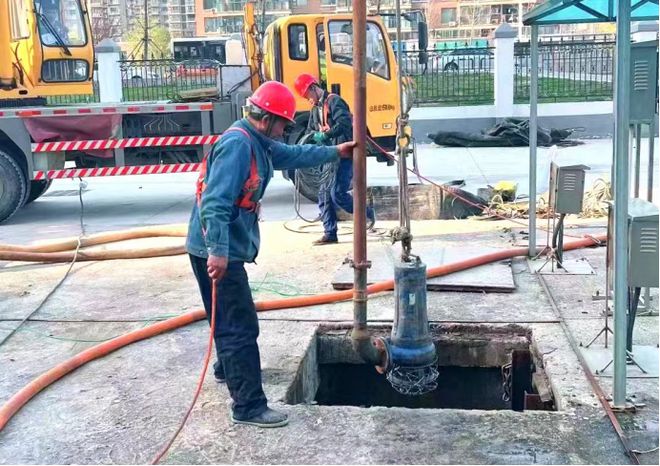 商丘市城市管理局全面开展排水设施清淤工作