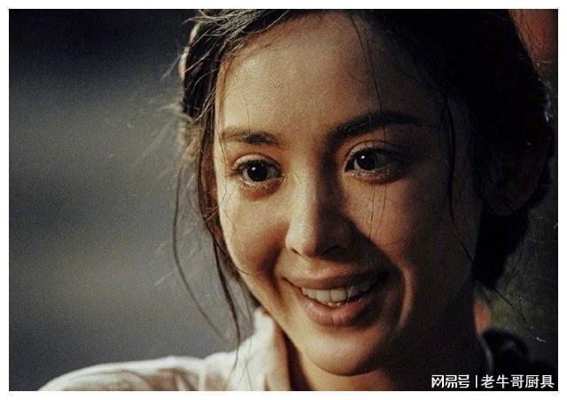 被央视镜头下的娜扎美到了“裹”得严严实实却惊艳全场(图2)