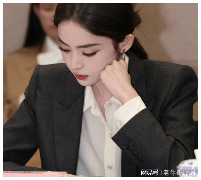 被央视镜头下的娜扎美到了“裹”得严严实实却惊艳全场(图9)