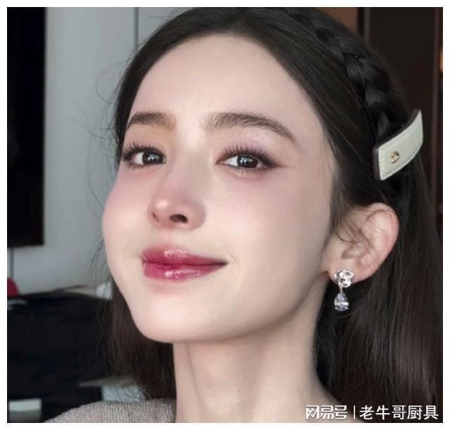 被央视镜头下的娜扎美到了“裹”得严严实实却惊艳全场(图16)