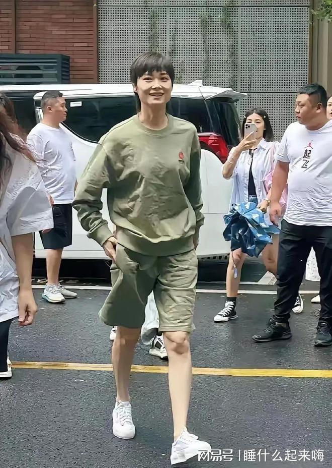无滤镜大变样虞书欣似胖头鱼任达华太秃然金喜善行走的铜像(图5)