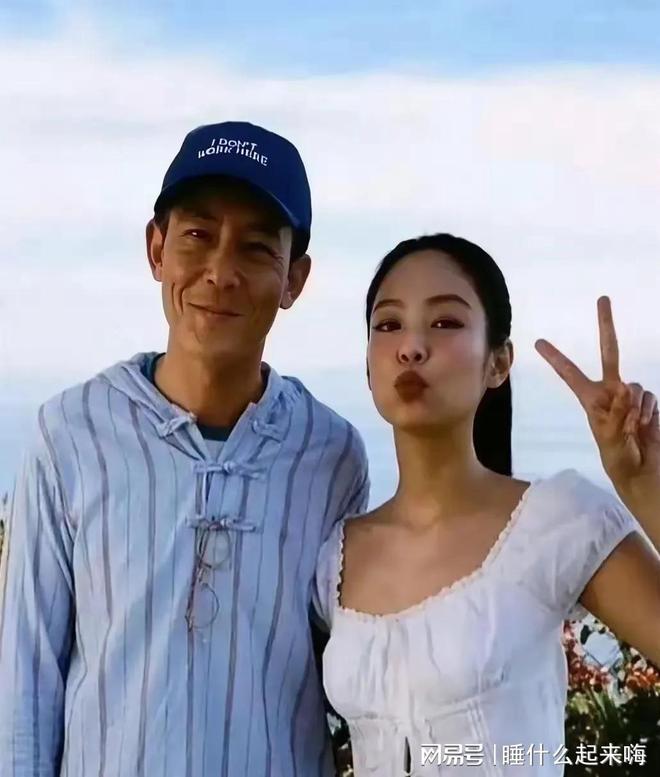无滤镜大变样虞书欣似胖头鱼任达华太秃然金喜善行走的铜像(图14)