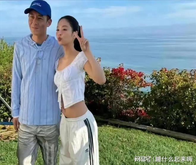 无滤镜大变样虞书欣似胖头鱼任达华太秃然金喜善行走的铜像(图15)