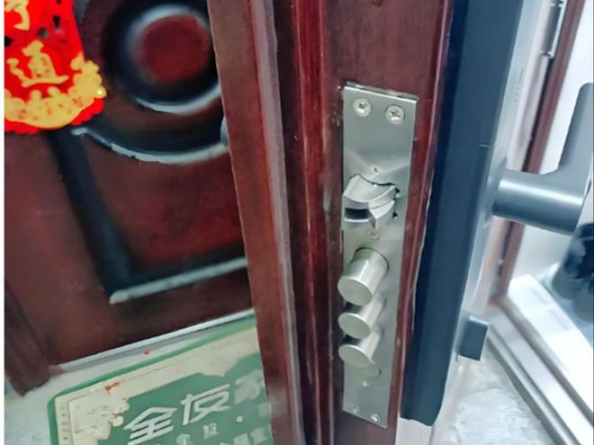 青岛全市区24小时快速上门开锁电话青岛上门修锁换锁配钥匙(图3)