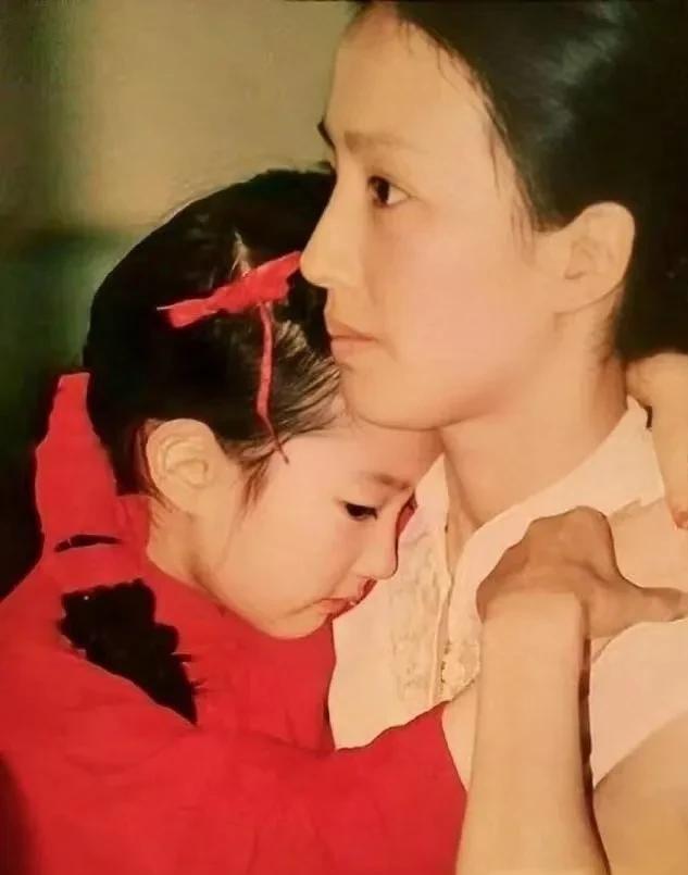 华裔作家揭秘刘亦菲美国生活继父是华人大律师一家人住富人区(图5)