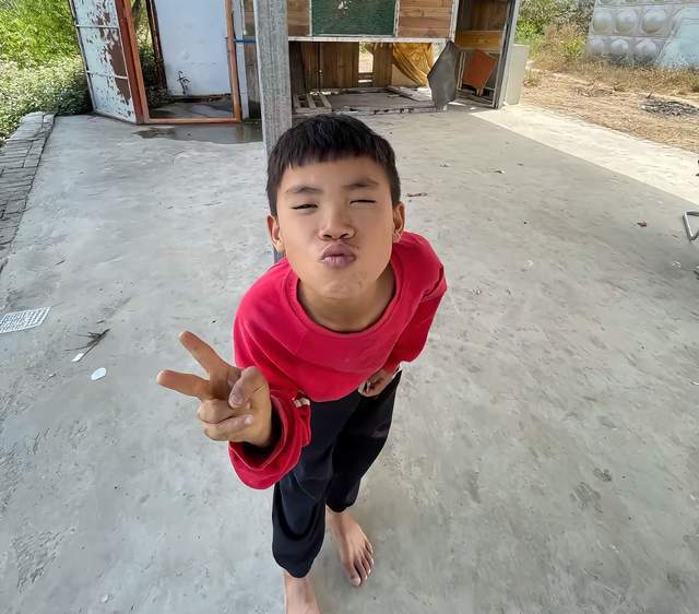 曝小孩哥终于得到“惩罚”！双手被绑在柱子上遭父亲抽哭惹争议(图2)