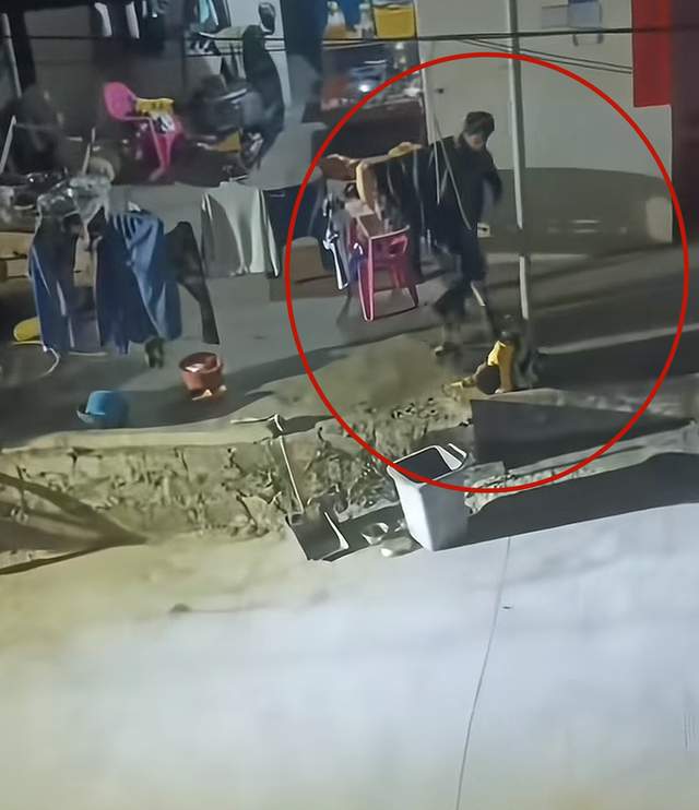 曝小孩哥终于得到“惩罚”！双手被绑在柱子上遭父亲抽哭惹争议(图4)