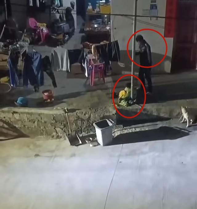 曝小孩哥终于得到“惩罚”！双手被绑在柱子上遭父亲抽哭惹争议(图5)