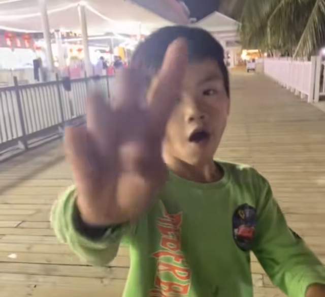 曝小孩哥终于得到“惩罚”！双手被绑在柱子上遭父亲抽哭惹争议(图9)