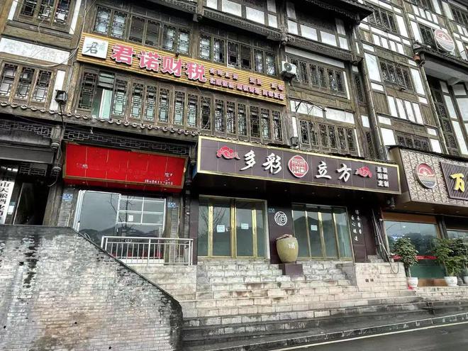 茅台镇一条街近半酱酒关店有人转行网约车！小酒厂谋生“一瓶也能定制”(图2)