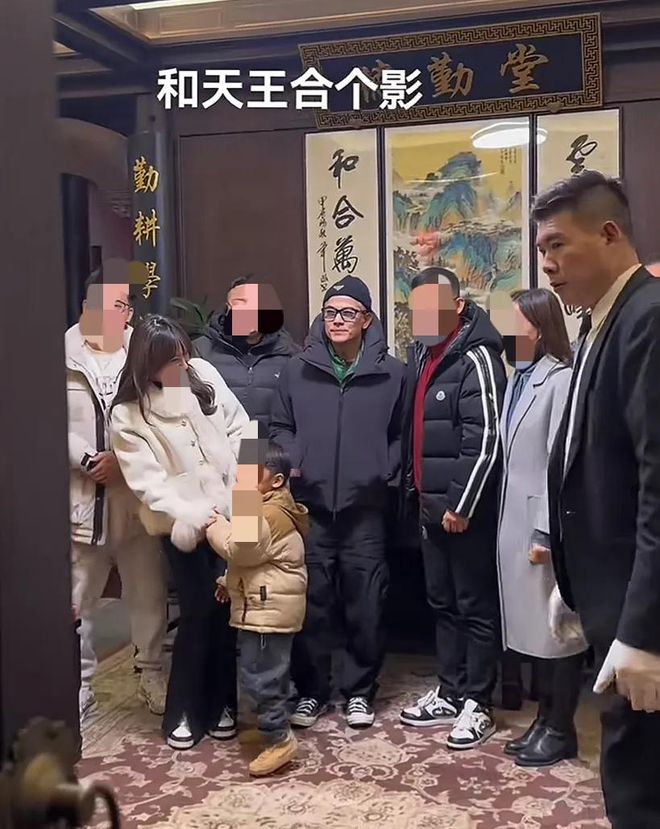 59岁郭富城再回方媛老家穿着朴素带了保镖知情人透露投资马场(图2)