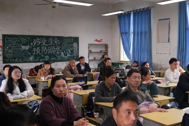 法治进校园共筑防护墙——辰溪法院联合开展法治副校长送法进校园活动(图1)