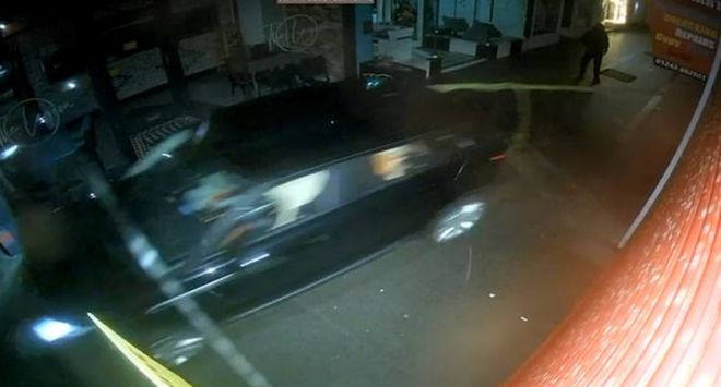 英国一伙歹徒驾驶偷来的路虎揽胜套上绳索拽掉防盗门4分钟内卷走价值37万元珠宝(图2)