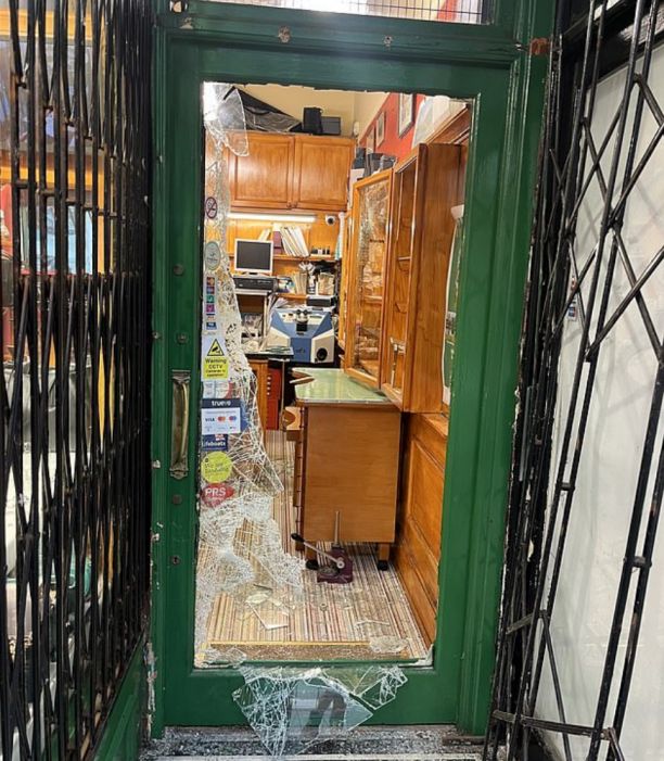 英国一伙歹徒驾驶偷来的路虎揽胜套上绳索拽掉防盗门4分钟内卷走价值37万元珠宝(图5)