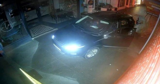 英国一伙歹徒驾驶偷来的路虎揽胜套上绳索拽掉防盗门4分钟内卷走价值37万元珠宝