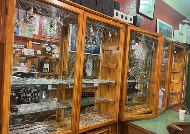 英国一伙歹徒驾驶偷来的路虎揽胜套上绳索拽掉防盗门4分钟内卷走价值37万元珠宝(图3)