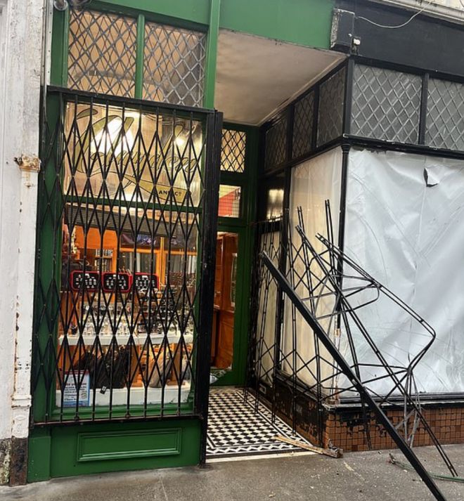 英国一伙歹徒驾驶偷来的路虎揽胜套上绳索拽掉防盗门4分钟内卷走价值37万元珠宝(图4)