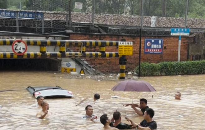 互助身影里的防汛硬仗：广东持续暴雨下的凡人星火与基层力量(图3)